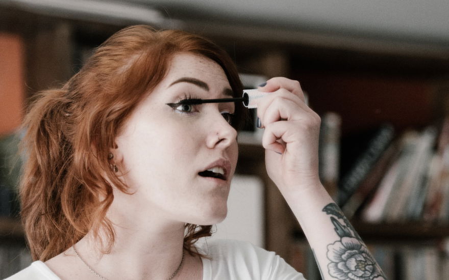 Mascara brökelt oder schmiert? Mit diesen Tipps hält deine Wimperntusche ewig
