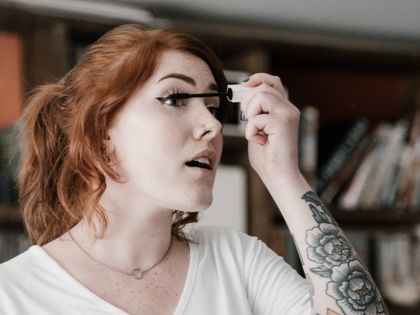 Mascara brökelt oder schmiert? Mit diesen Tipps hält deine Wimperntusche ewig