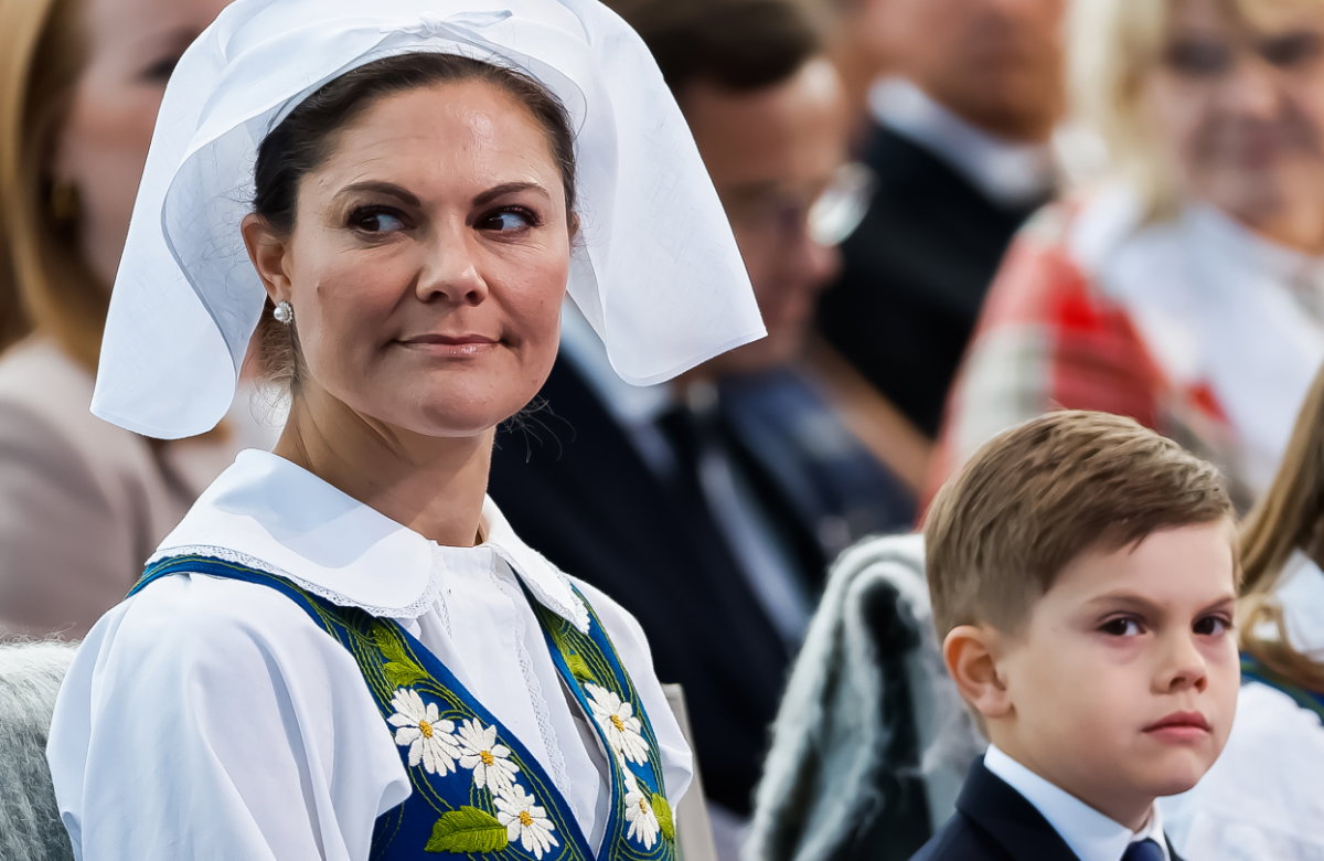 Oscar von Schweden und Victoria schauen ernst