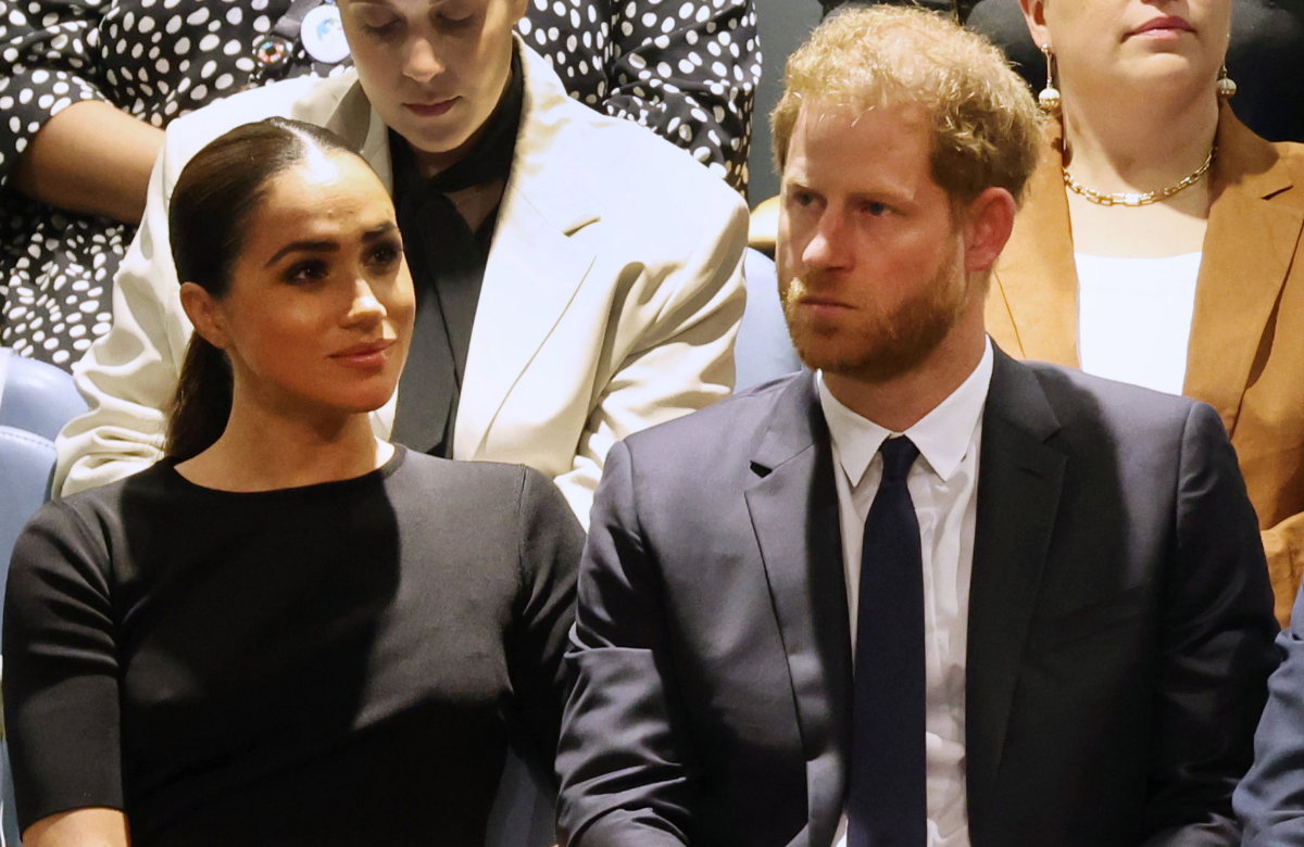 Prinz Harry schaut böse neben Herzogin Meghan