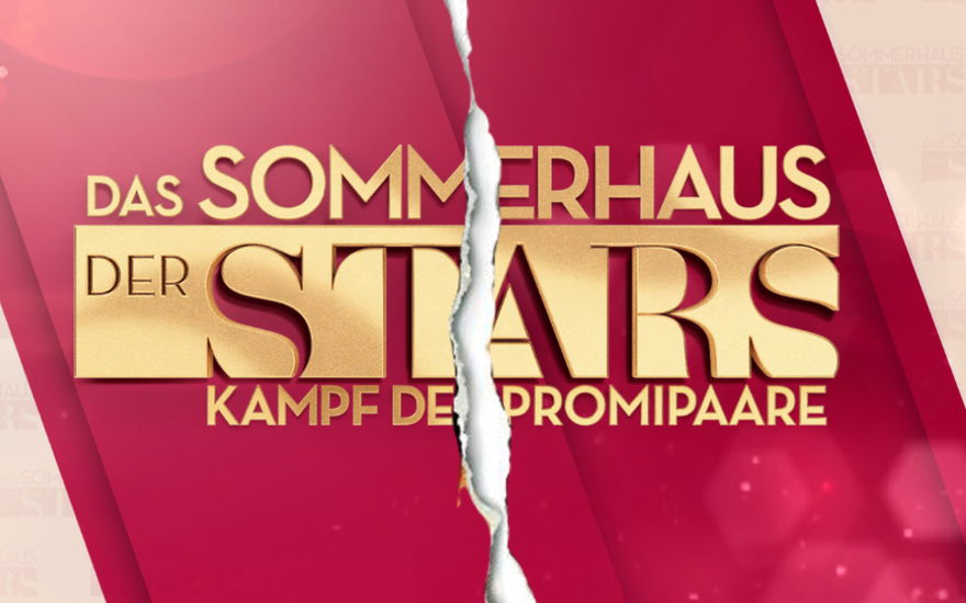 Das "Sommerhaus der Stars"-Logo in gold vor rotem Hintergrund mit einem Riss in der Mitte.