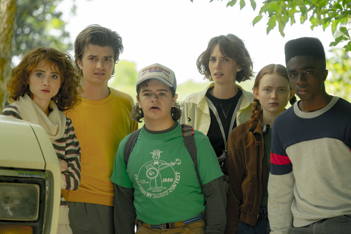 "Stranger Things": Gruppenbild Staffel 4 mit Natalia Dyer