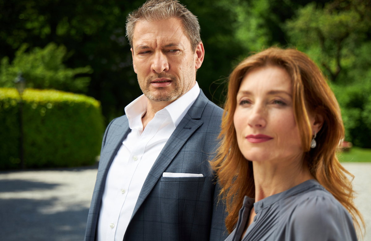 Sturm der Liebe Alexandra guckt ernst, Christoph schaut sie böse an