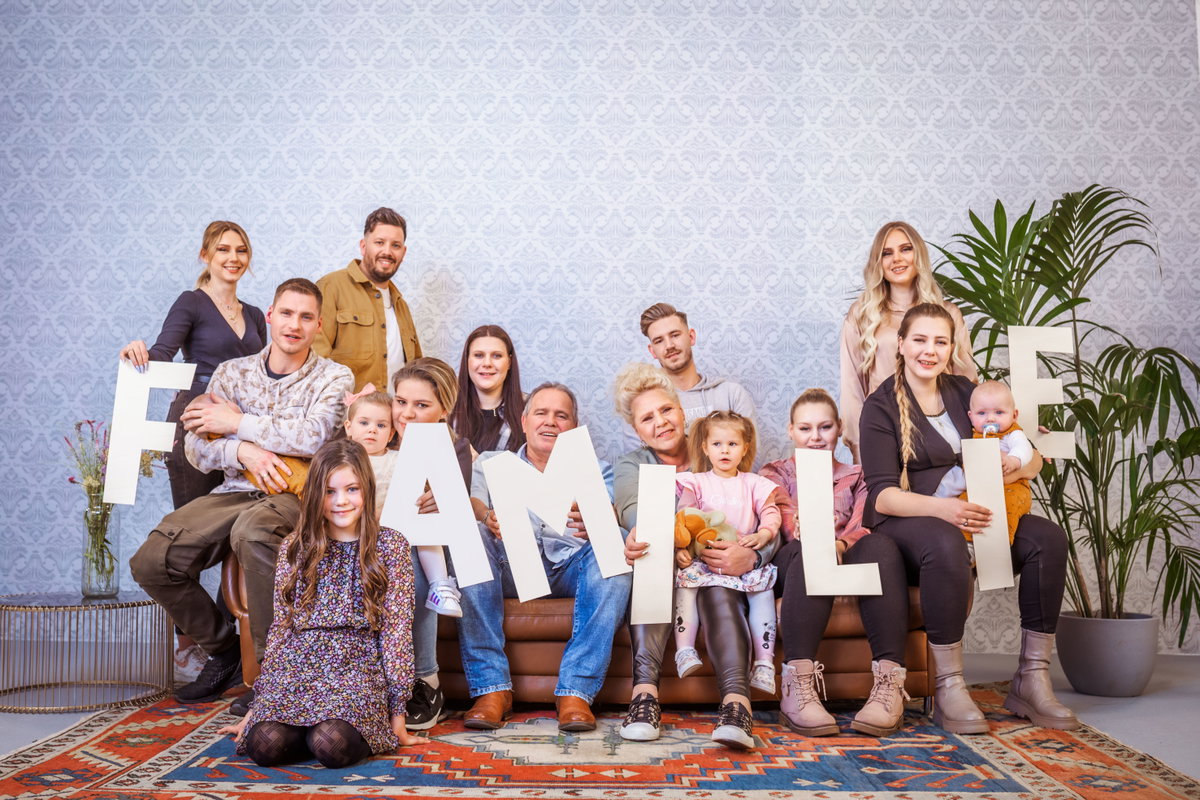 Die komplette Wollny-Familie nebeneinander auf einer Couch