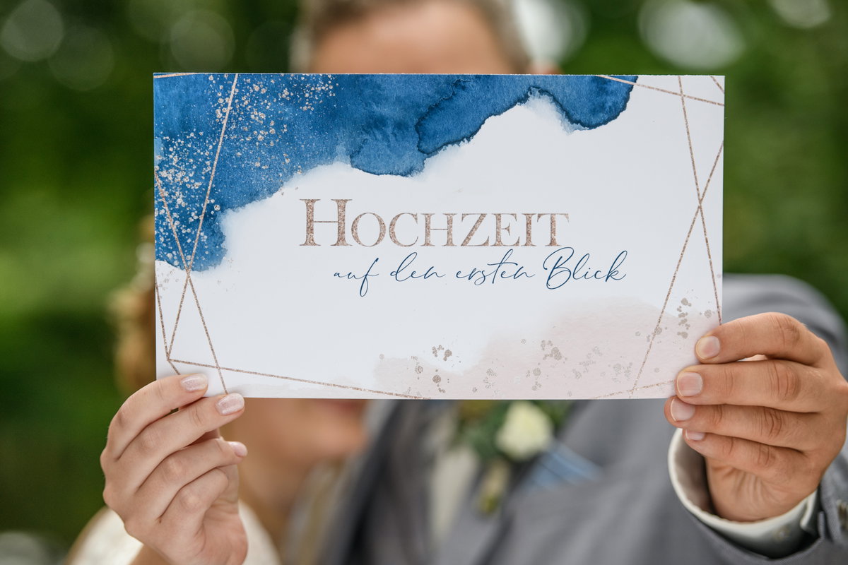 Paar mit "Hochzeit auf den ersten Blick"-Karte