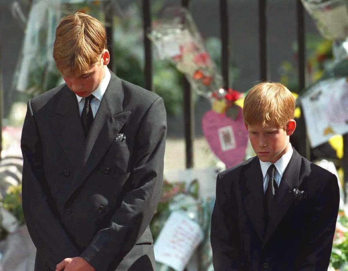 Prinz William und Prinz Harry traurig bei der Trauerfeier ihrer Mutter Prinzessin Diana 1997