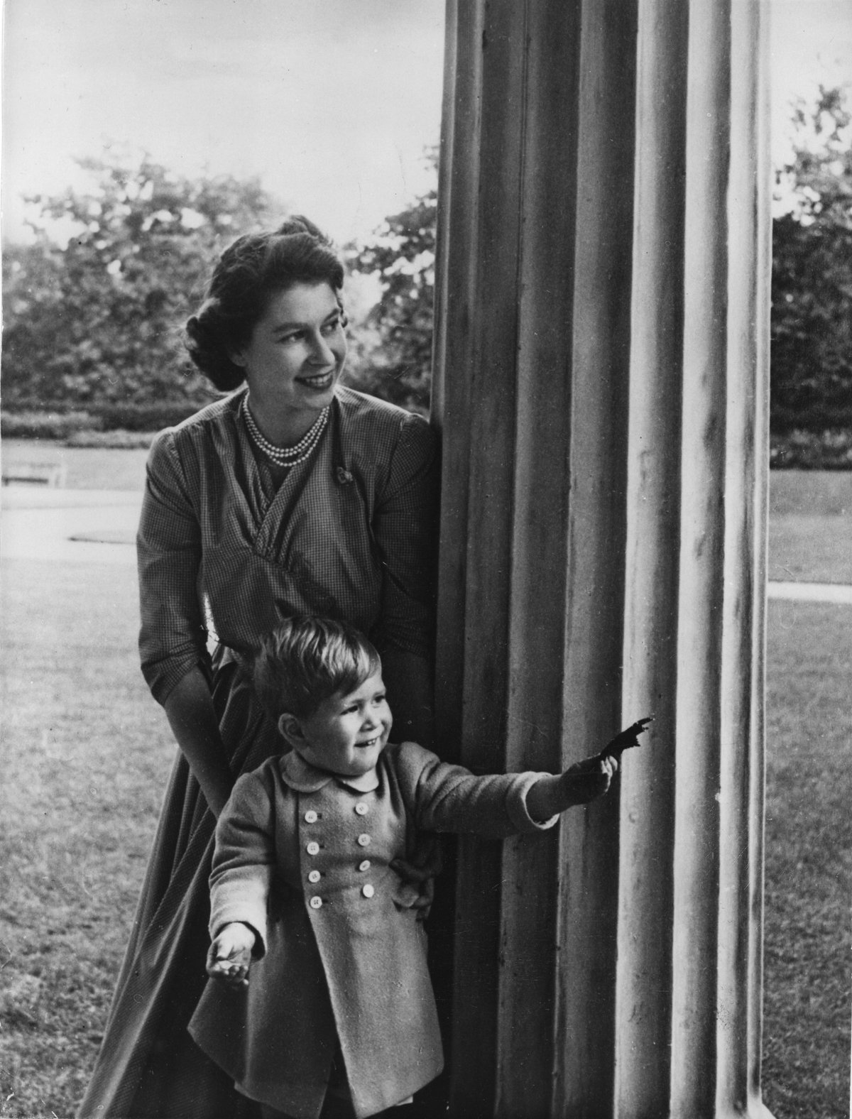 König Charles III. als kleiner Junge mit seiner Mutter Queen Elizabeth II.