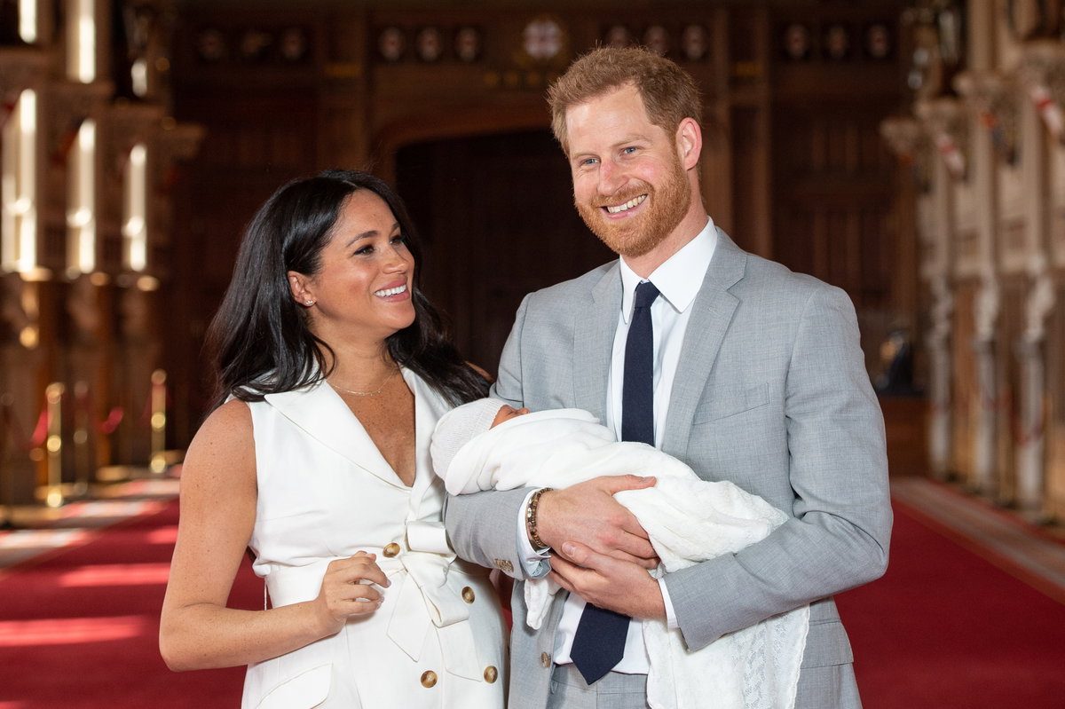 Prinz Harry und Herzogin Meghan stehend mit Baby Archie.