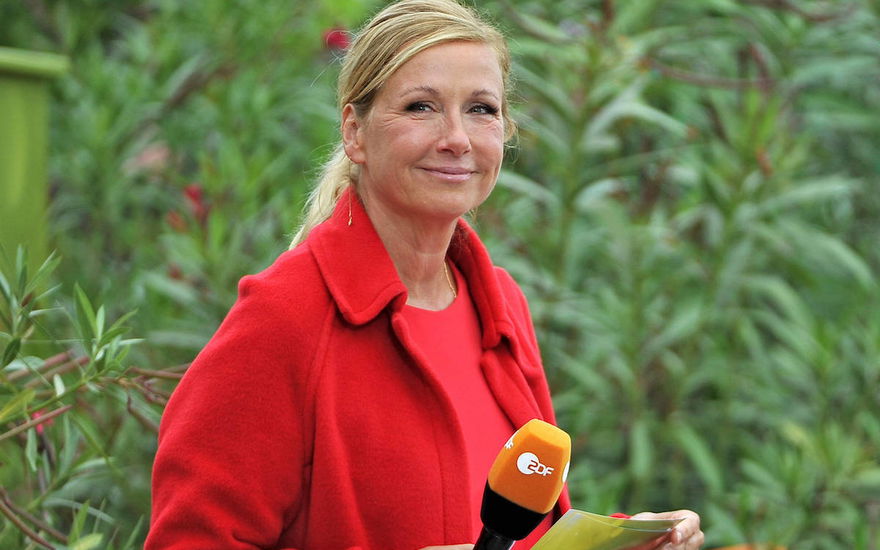 Andrea Kiewel lächelt