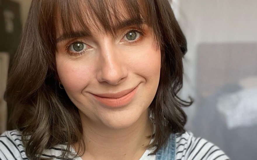 Anna Heiser lächelt und macht ein Selfie