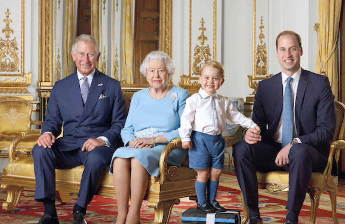 König Charles III., Queen Elizabeth II., Prinz George und Prinz William (v.l.) posieren für ein Foto