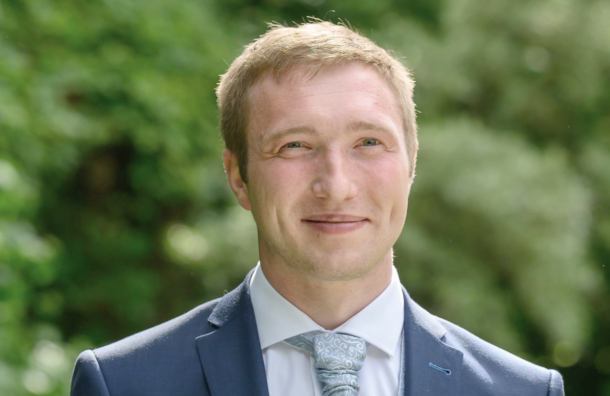 Der "Hochzeit auf den ersten Blick"-Kandidat Christoph lächelt in die Kamera.