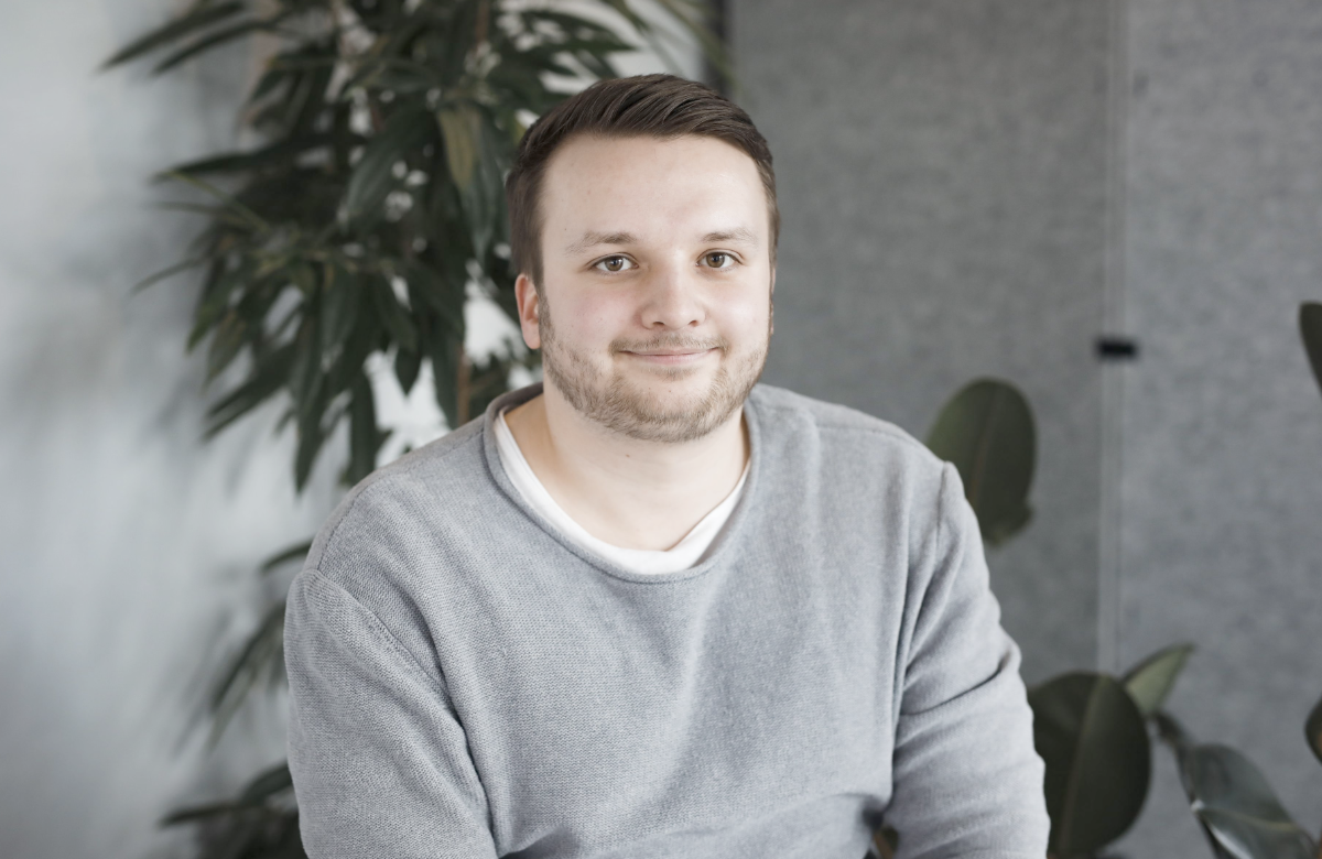 Der "Hochzeit auf den ersten Blick"-Kandidat Dennis lächelt in die Kamera.