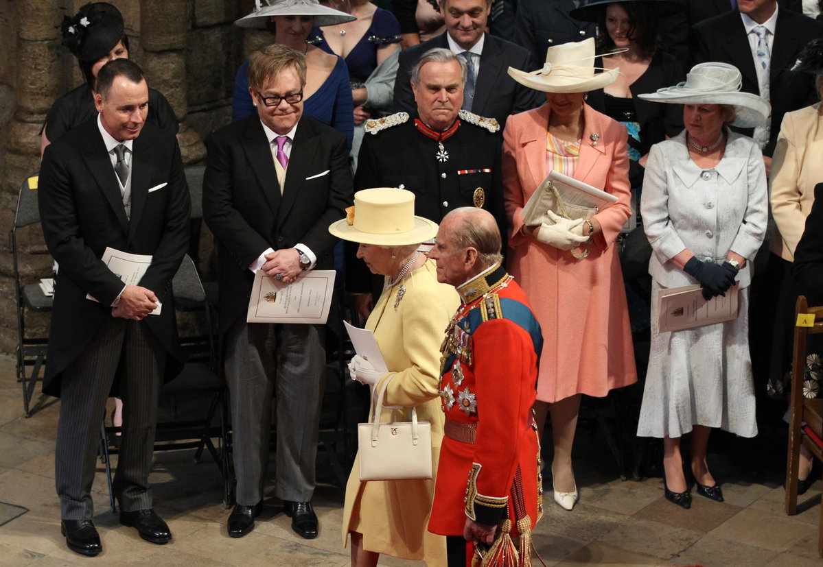 Elton John bei Kates und Williams Hochzeit, zu sehen mit Queen Elizabeth und Prinz Philip