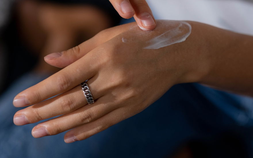 Handpflege: Diese 4-Euro-Handcreme verjüngt deine Haut im Schlaf