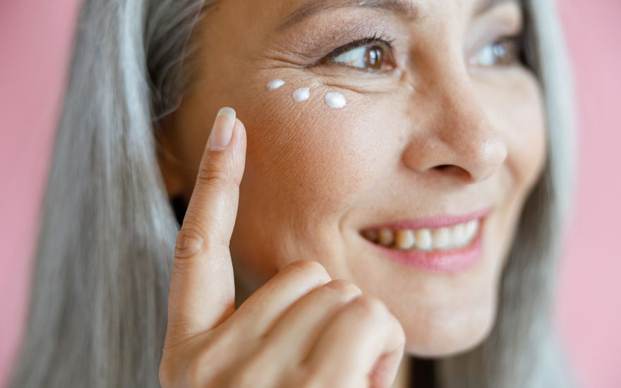 Anti-Aging: Auf diese 8-Euro-Augencreme schwören Frauen ab 50
