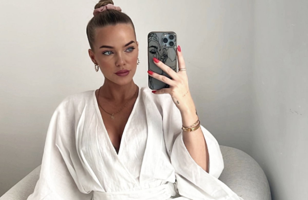 Laura Maria Rypa macht ein Foto mit ihrem Handy