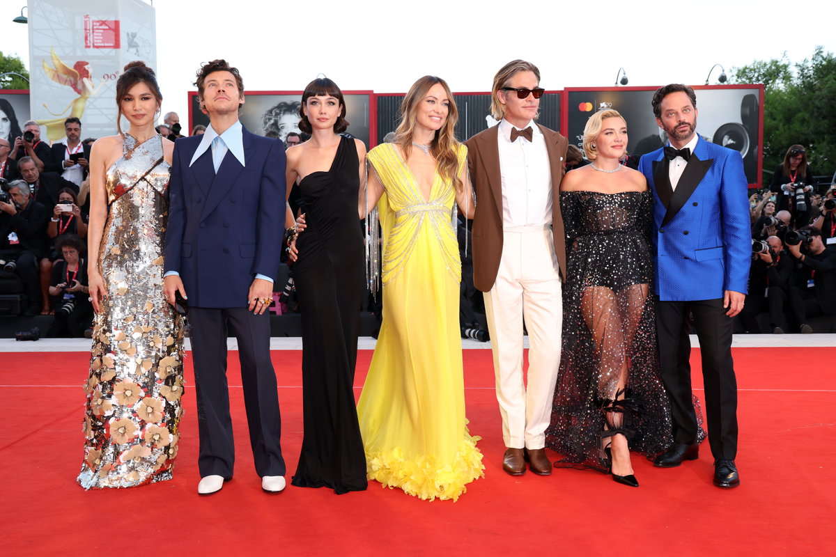 Gruppenbild der Premierenfeier "Don't Worry Darling" in Venedig mit Harry Styles und Olivia Wilde