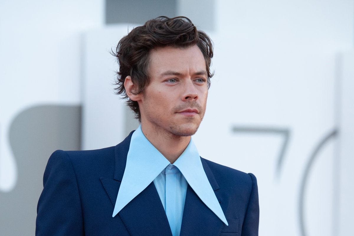 Harry Styles guckt ernst im blauen Anzug