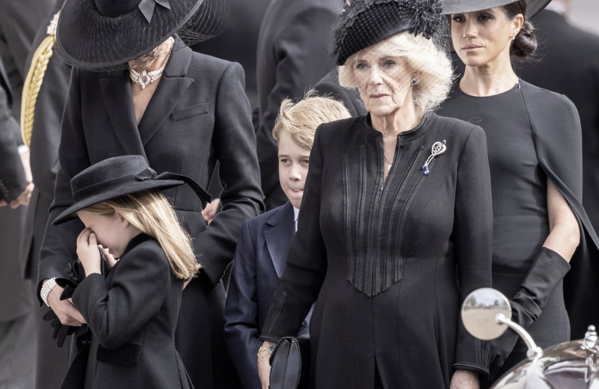 Prinzessin Charlotte weint bei Beerdigung von Queen Elizabeth.