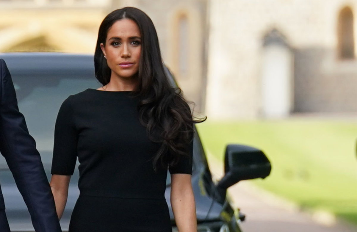 Herzogin Meghan traurig im schwarzen Kleid