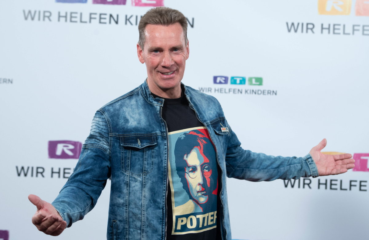 Jürgen Milkst posiert mit offenen Armen