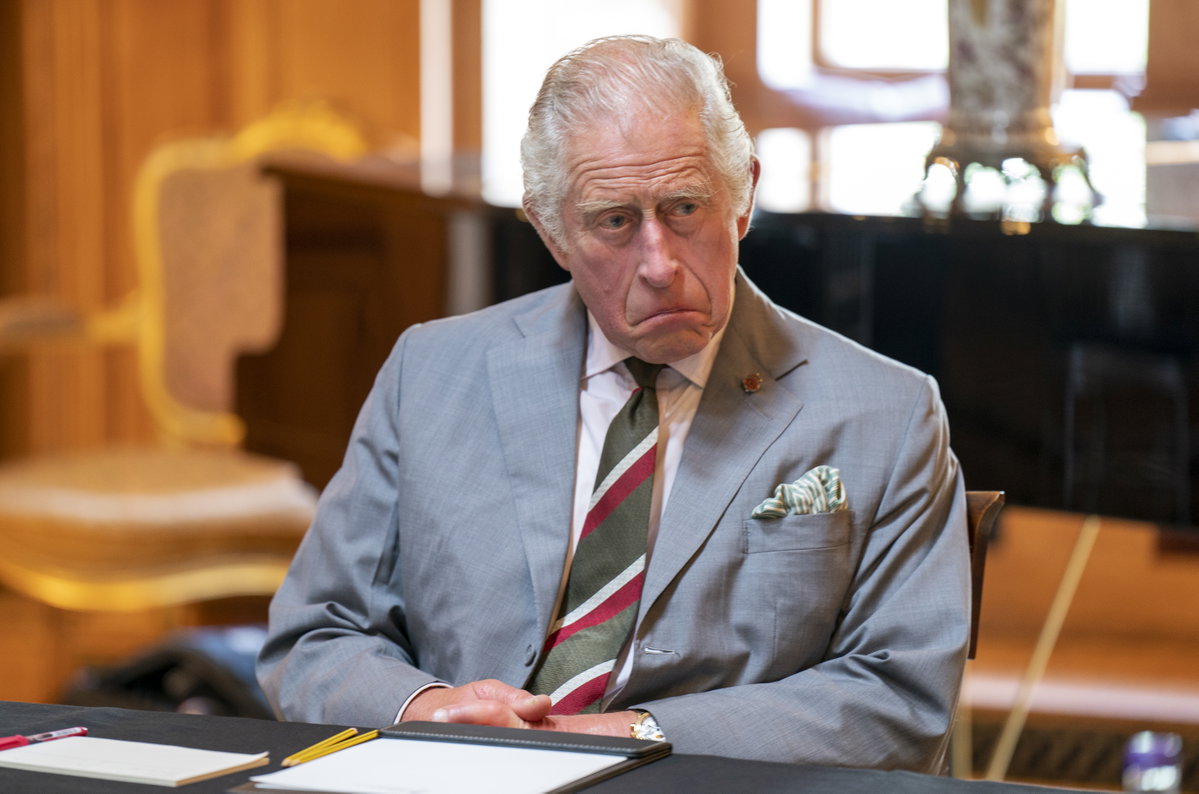 König Charles III. verzieht genervt das Gesicht