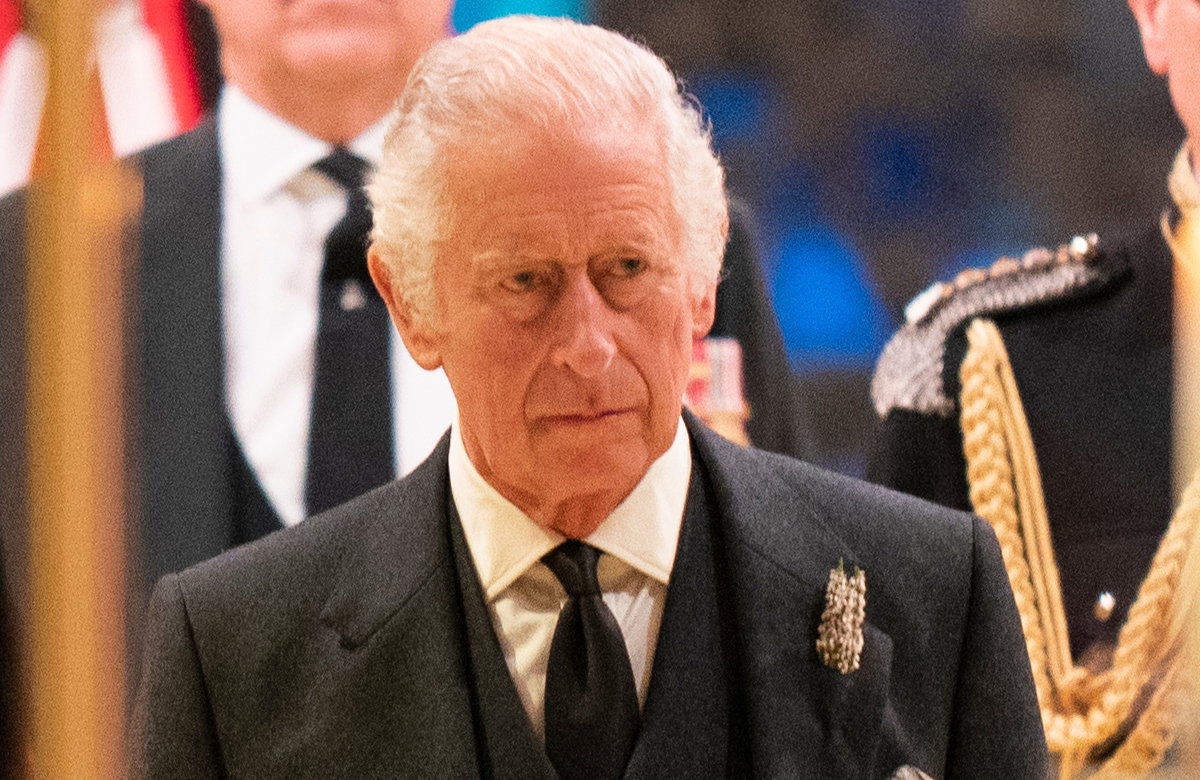König Charles schaut traurig