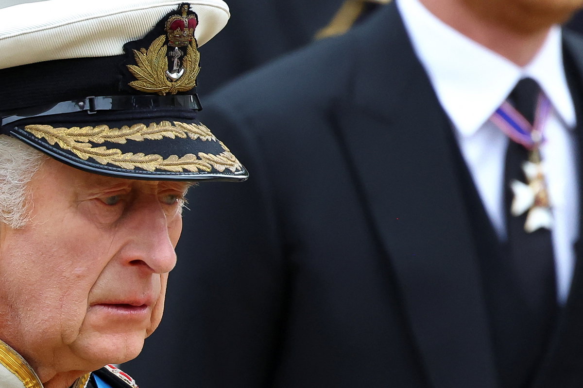 König Charles III. mit Tränen in den Augen bei der Beerdigung der Queen