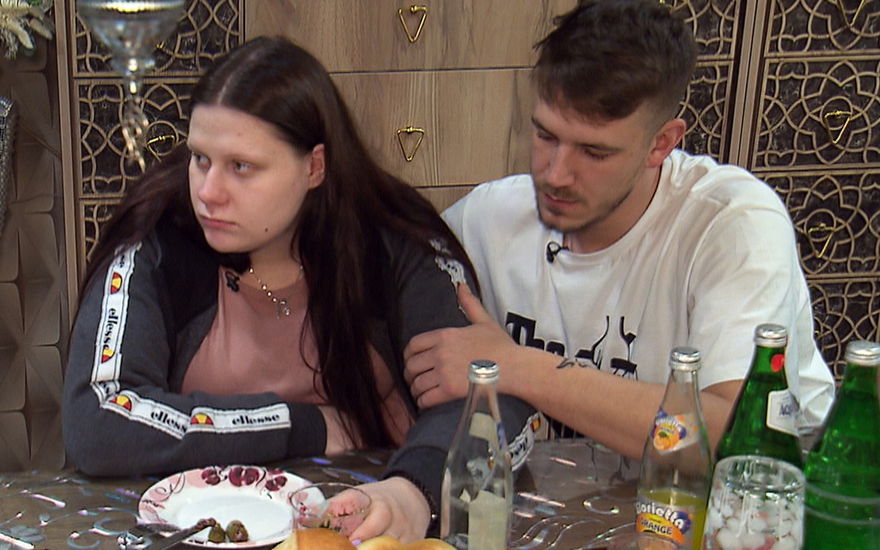 Tim und Lavinia ernst am Esstisch