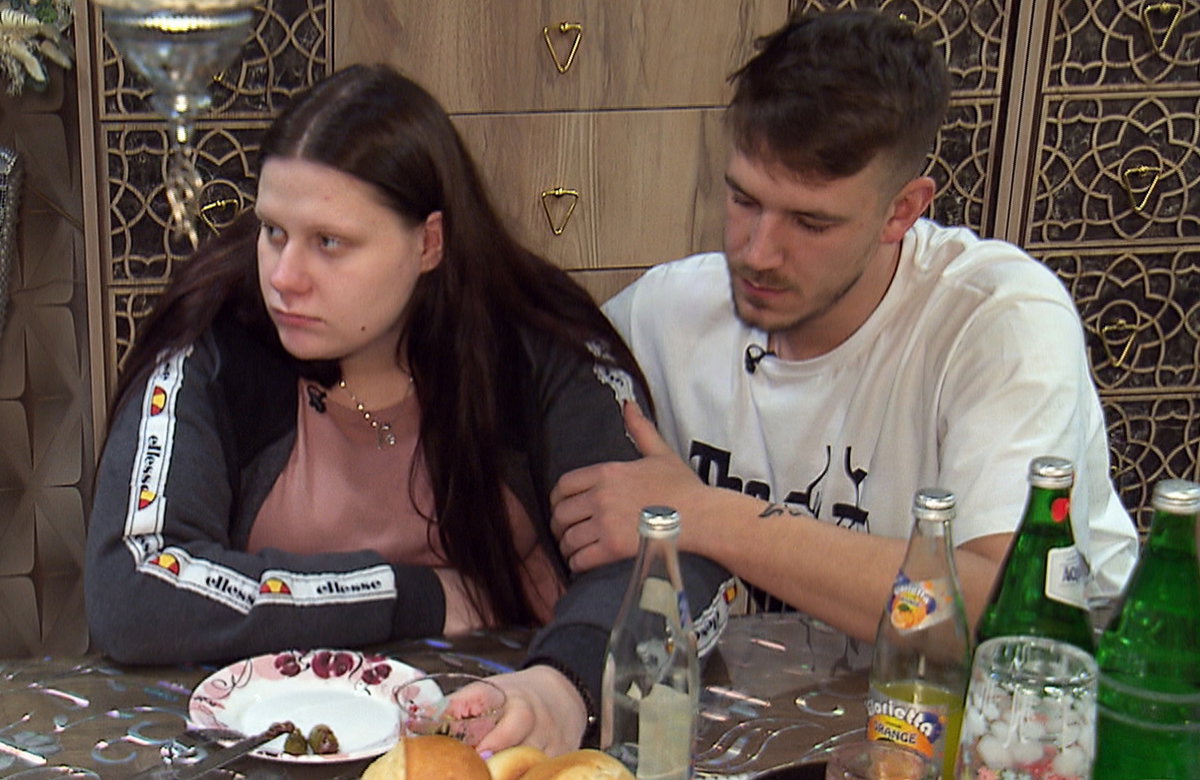 Tim und Lavinia ernst am Esstisch