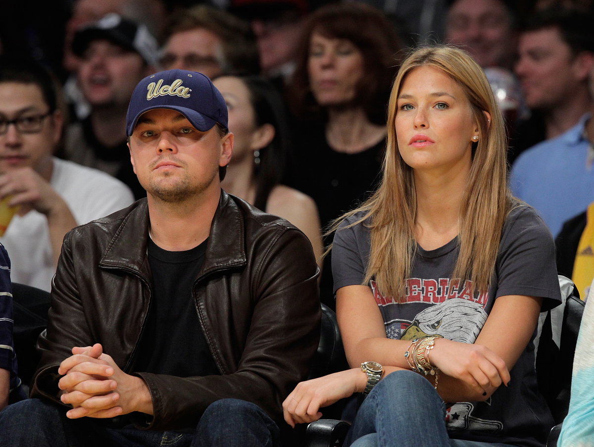 Leonardo DiCaprio und Bar Refaeli verfolgen ein Basketballspiel