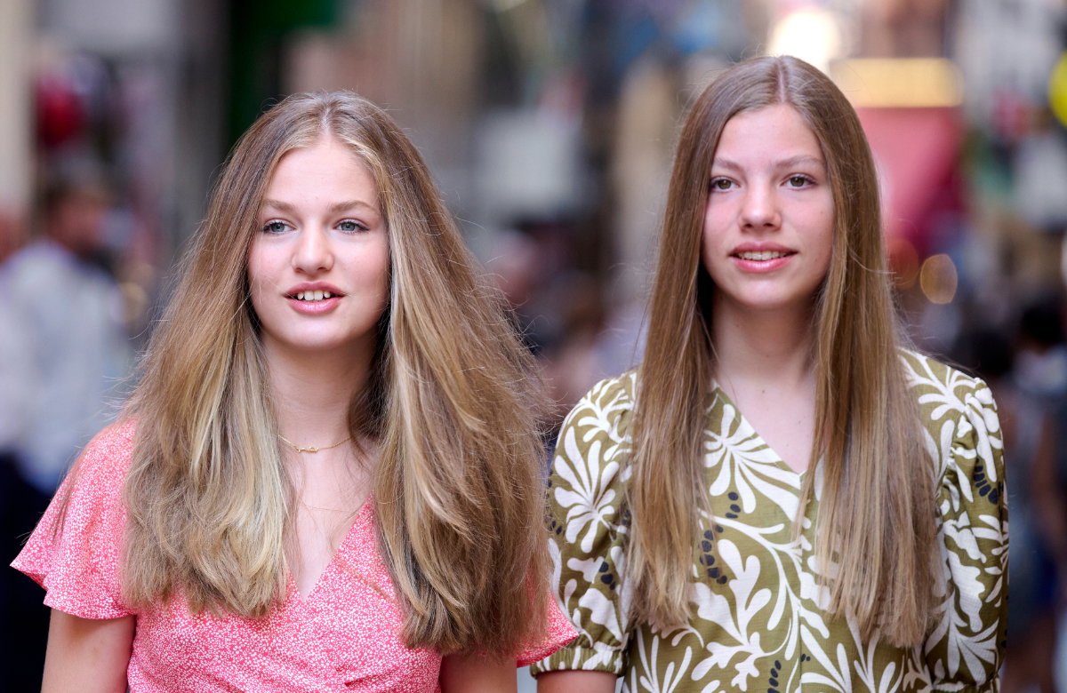 Sofía und Leonor von Spanien lächeln