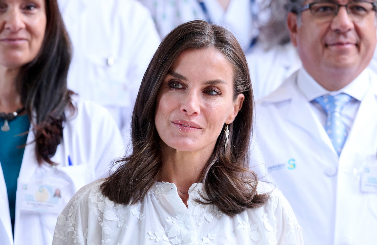 Königin Letizia von Spanien guckt ernst zur Seite
