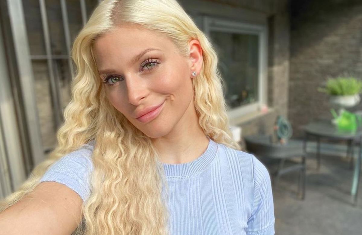 Marie Reim lächelt in die Kamera, macht Selfie