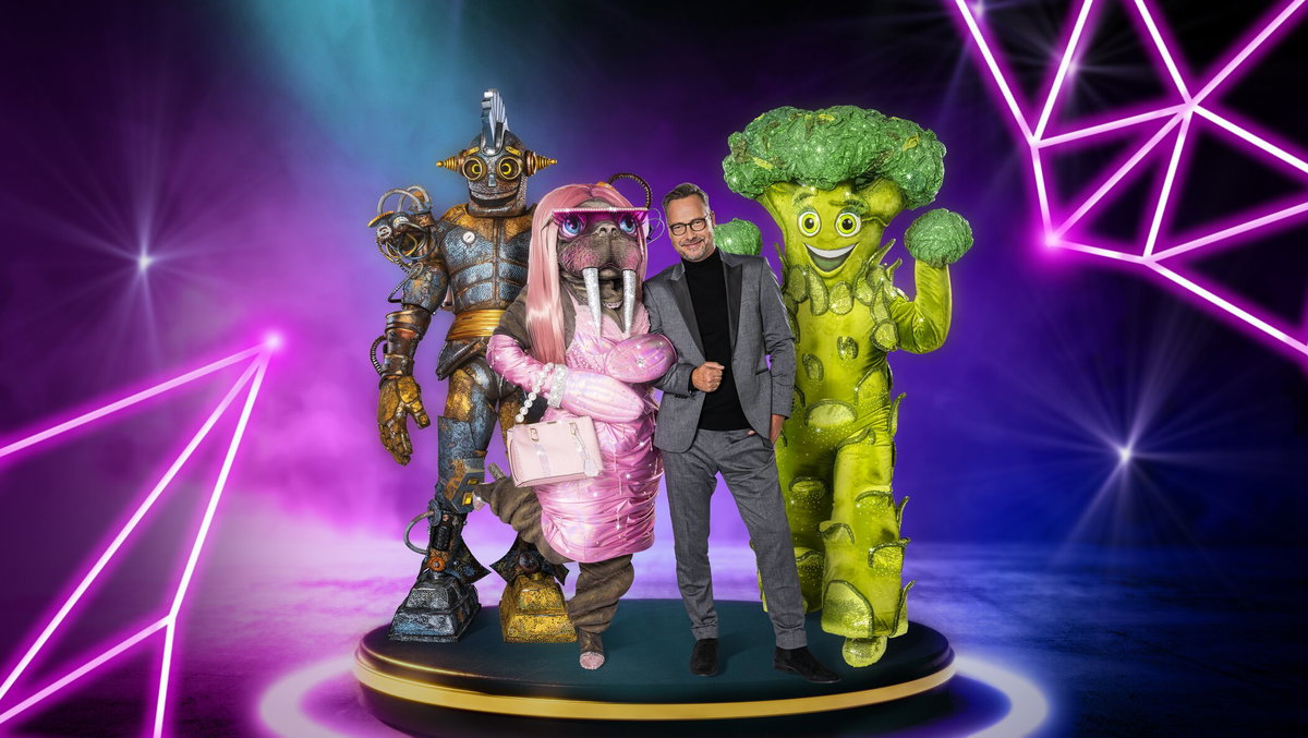 Moderator Matthias Opdenhoevel und The Masked Singer Kandidaten