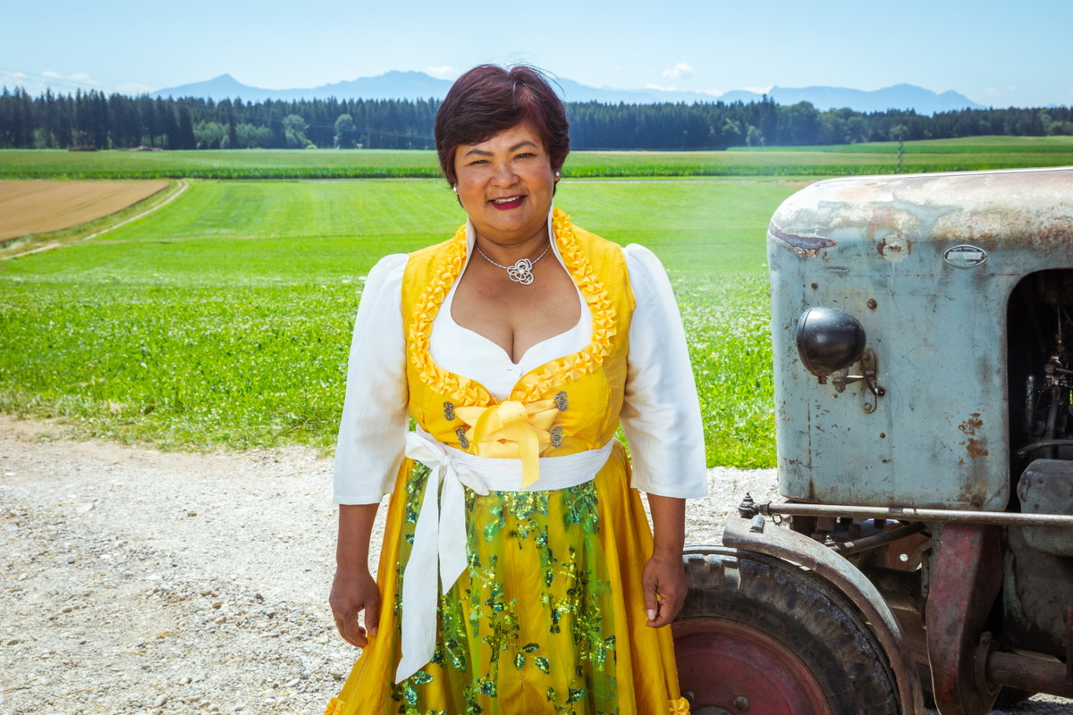 Narumol David im Dirndl in der Doku "Narumol & Josef: Unsere Geschichte geht weiter"