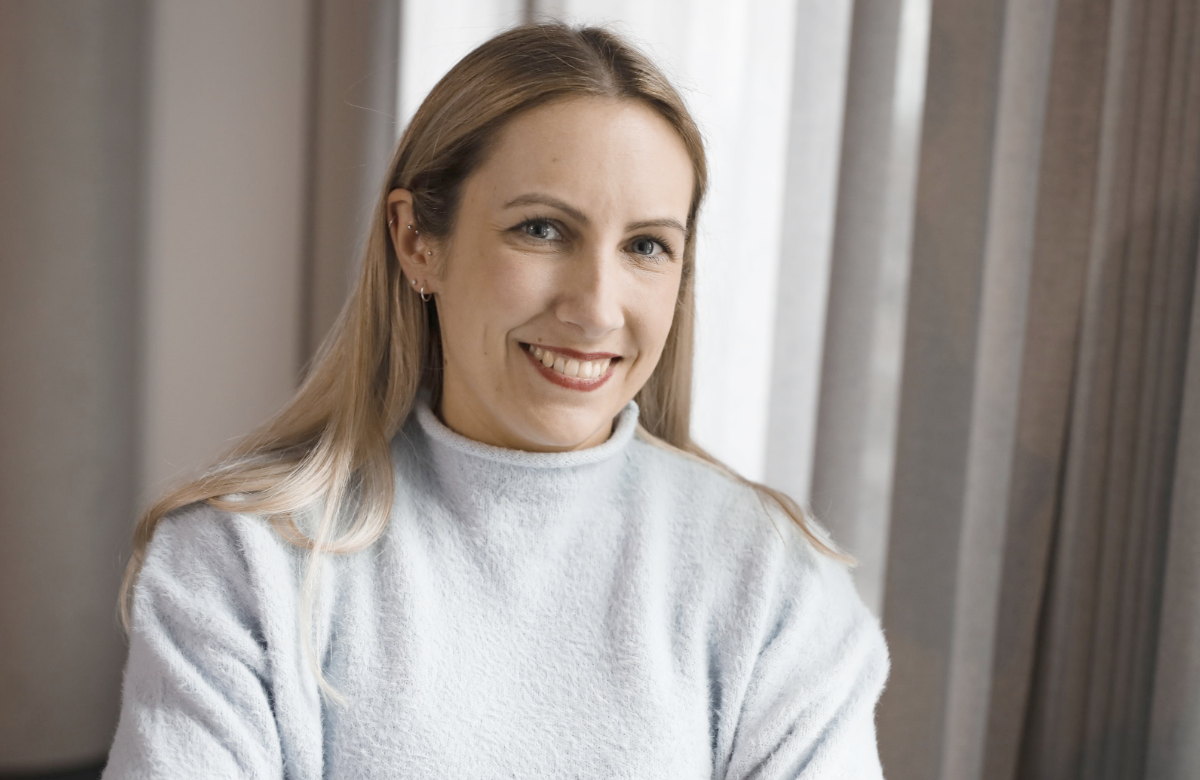 Die "Hochzeit auf den ersten Blick"-Kandidatin Natascha lächelt in die Kamera.