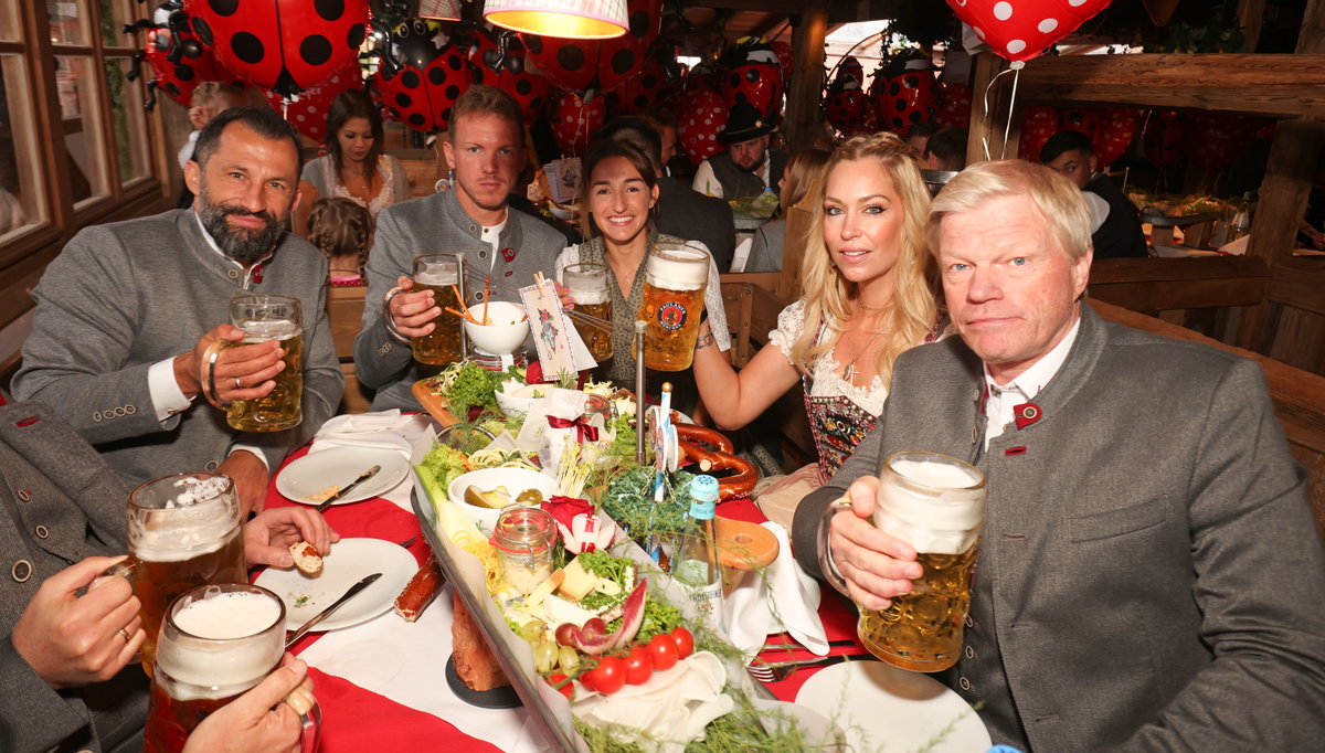 Stars auf dem Münchner Oktoberfest 2022: Hasan Salihamidzic, Julian Nagelsmann, Freundin Lena Wurzenberger, Oliver Kahn und seine Ehefrau Svenja