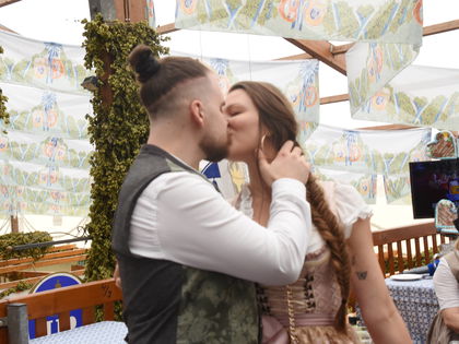 Oktoberfest 2022: So wild feiern die Promis auf der Wiesn