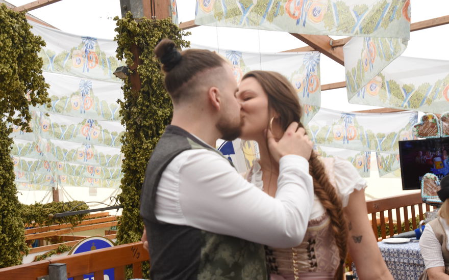 Stars auf dem Münchner Oktoberfest 2022: Joelina Drews und Freund Adrian Louis küssen sich