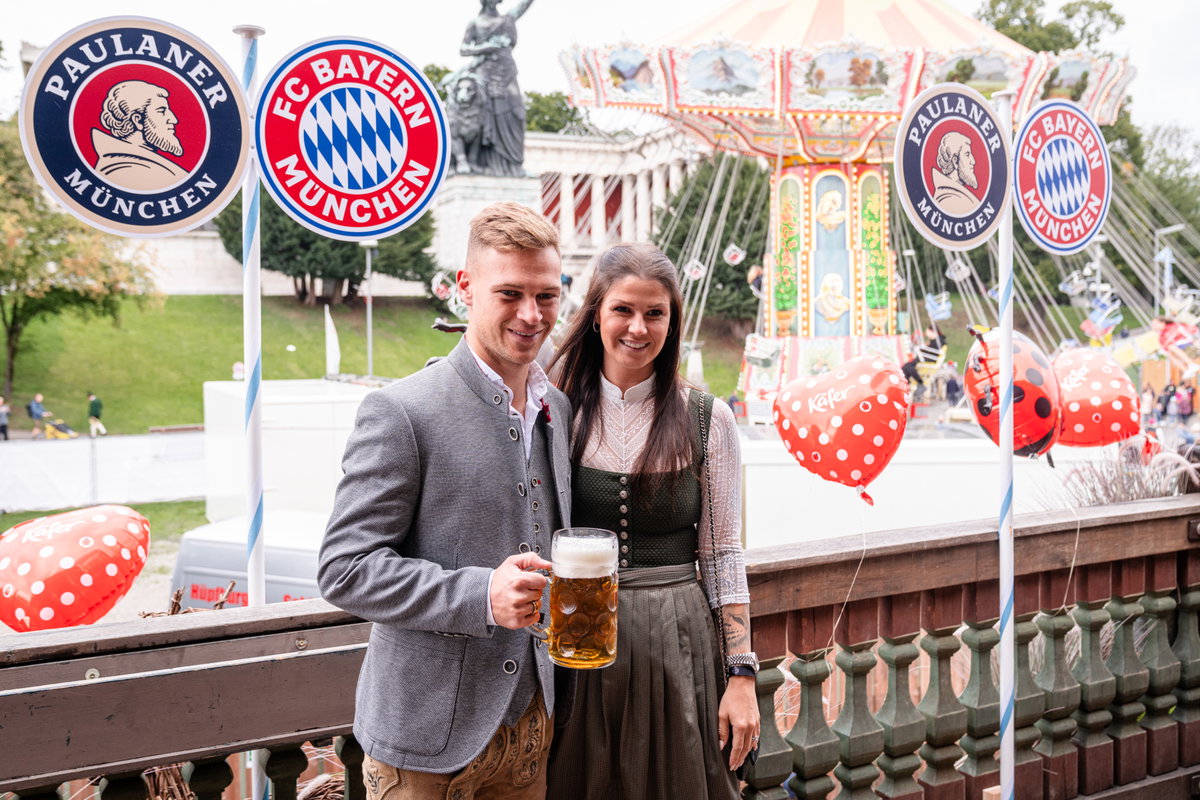 Stars auf dem Münchner Oktoberfest 2022: Joshua Kimmich mit Ehefrau Lina