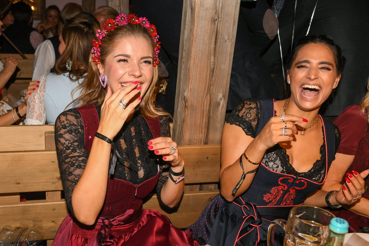 Stars auf dem Münchner Oktoberfest 2022: Victoria Swarovski und Amira Pocher ausgelassen im Dirndl