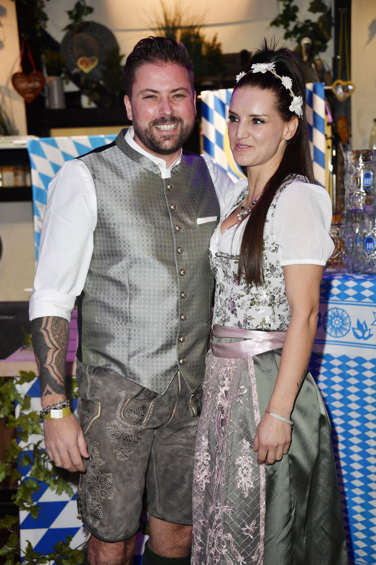 Stars auf dem Münchner Oktoberfest 2022: Felix von Jascheroff und Freundin Alexandra Sophie