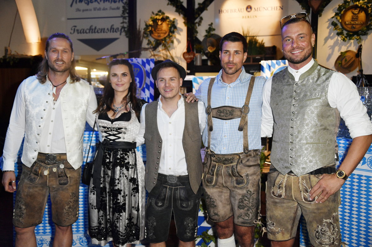 Stars auf dem Münchner Oktoberfest 2022: Nico Schwanz, Denise und Henning Merten, Leonard Freier und Eric Sindermann posieren gemeinsam