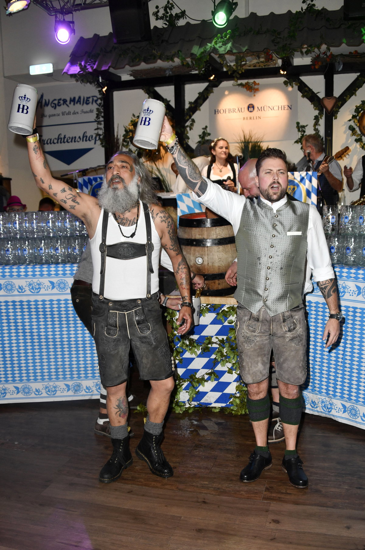 Stars auf dem Münchner Oktoberfest 2022: Felix von Jascheroff und Senay Gueler heben ihre Maß Bier