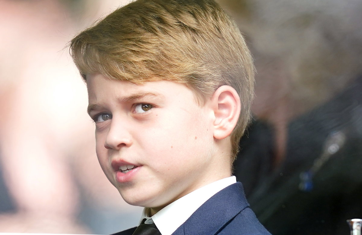 Prinz George schaut ernst