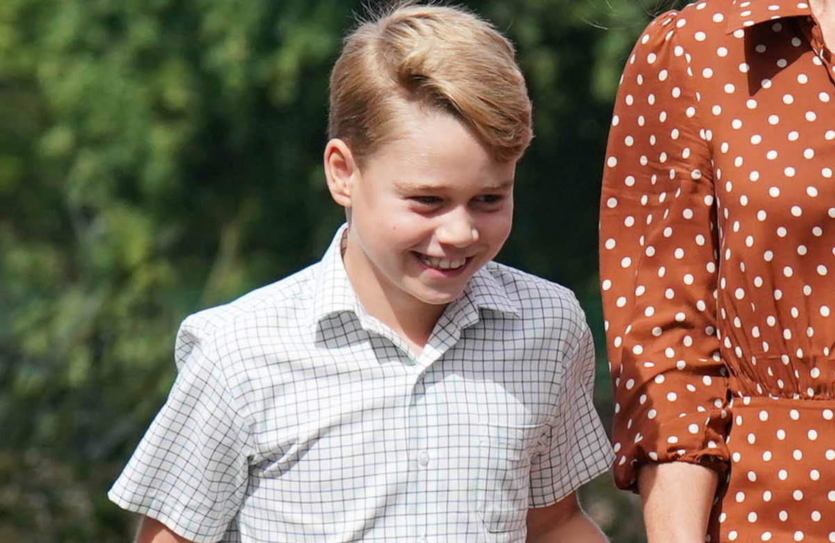Prinz George grinst