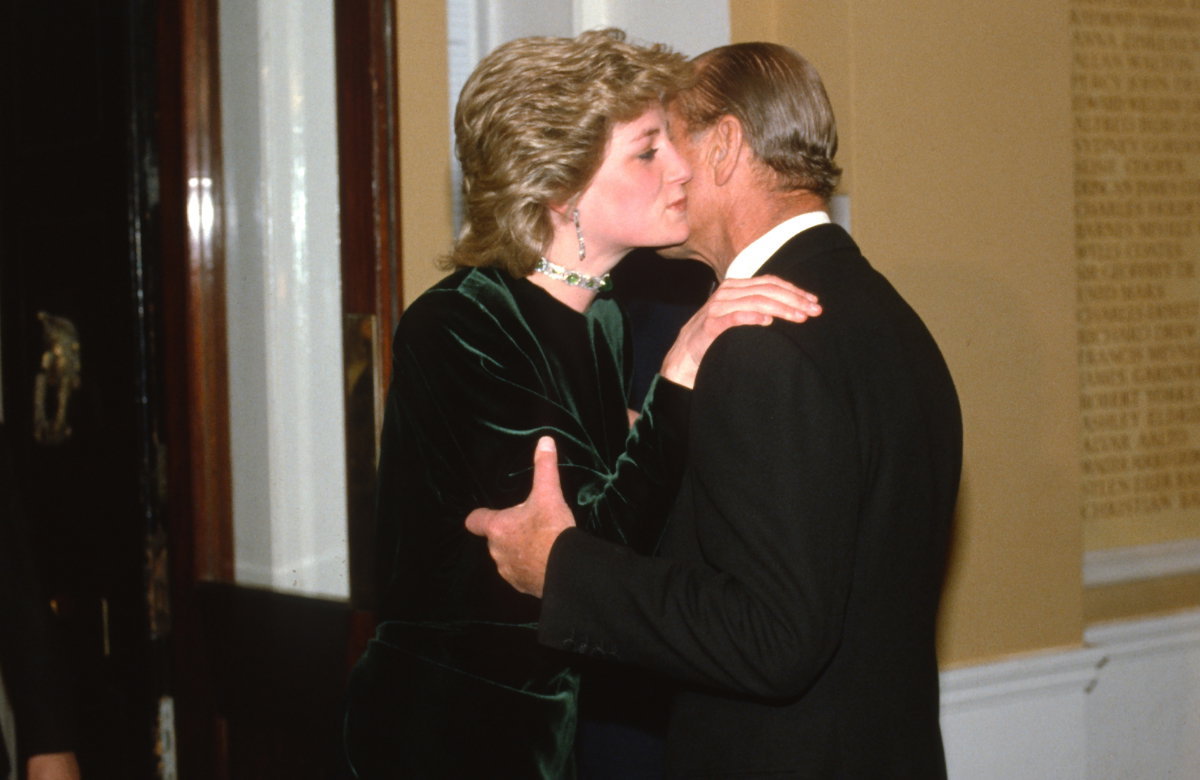Prinzessin Diana küsst Prinz Philip auf die Wange
