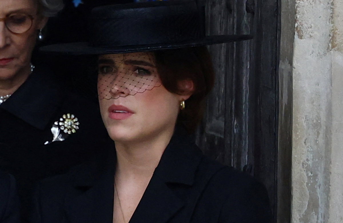 Prinzessin Eugenie schaut traurig